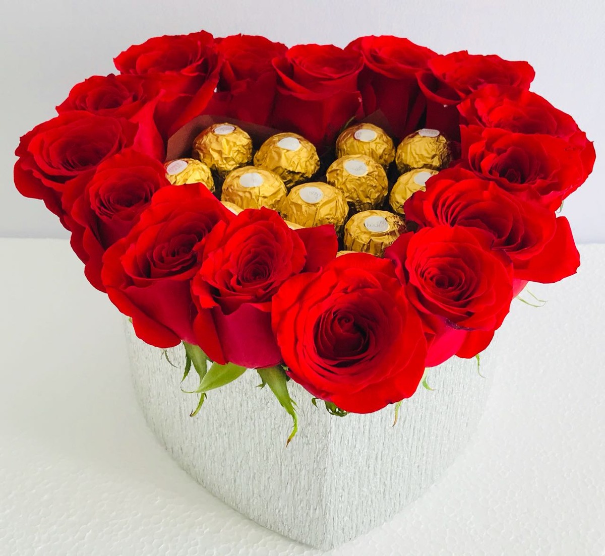 15 Rosas en Caja Corazón y Bombones Ferrero Rocher 